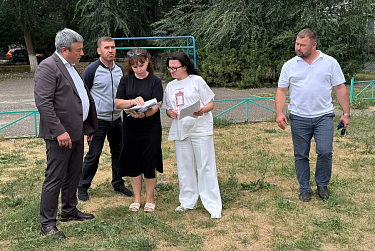 Как идут работы на детских площадках в Промышленном районе Оренбурга